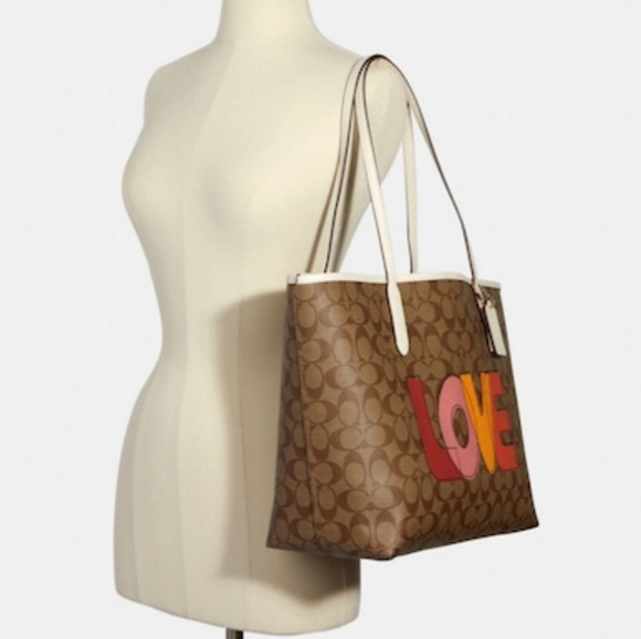 ๐บ๐ฒI LOVE COACH " Love Sign Signature City Tote show the whole world ๐ ๐ - Picture 6 of 8